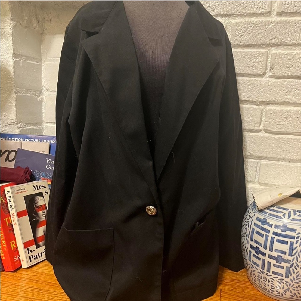 Very light vintage linen blazer w/ gold button, perfect for layering!